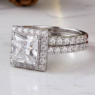 Bague de style nuptial pour femme en argent sterling 925 avec zircon cubique blanc de 5,22 ct de King Of Bling, taille 7 pour la vente par KING OF BLINGS