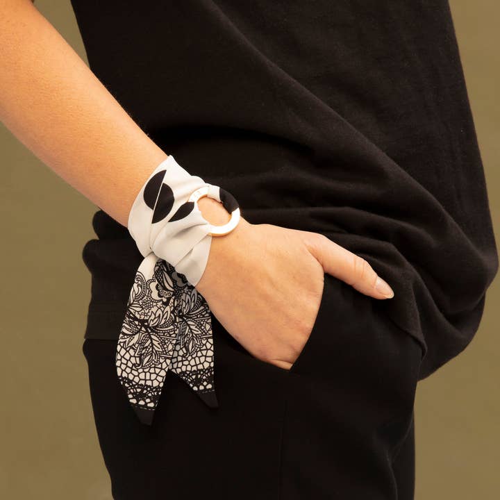 COFFRET CADEAU BRACELET À POIS ET FLEURS pour la vente par Silk and River