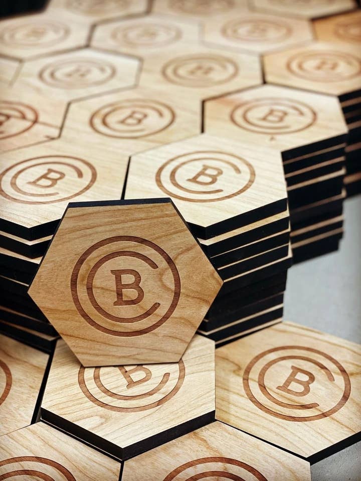 Sous-verres en bois dur gravés au laser personnalisés//Sous-verre en bois pour la vente par Jus Sayin'