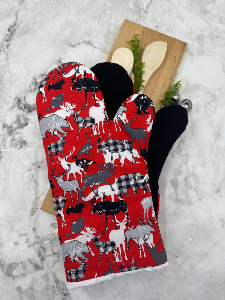 Oven Mitts Canada red. One PAIR of oven mitts. for wholesale by MS Creations