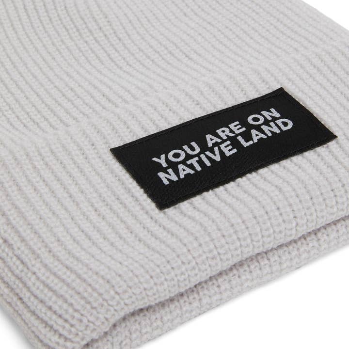 Urban Native Era - Vente Bonnet – unisexe - BONNET CÔTELÉ « YOU ARE ON NATIVE LAND » - GRIS1