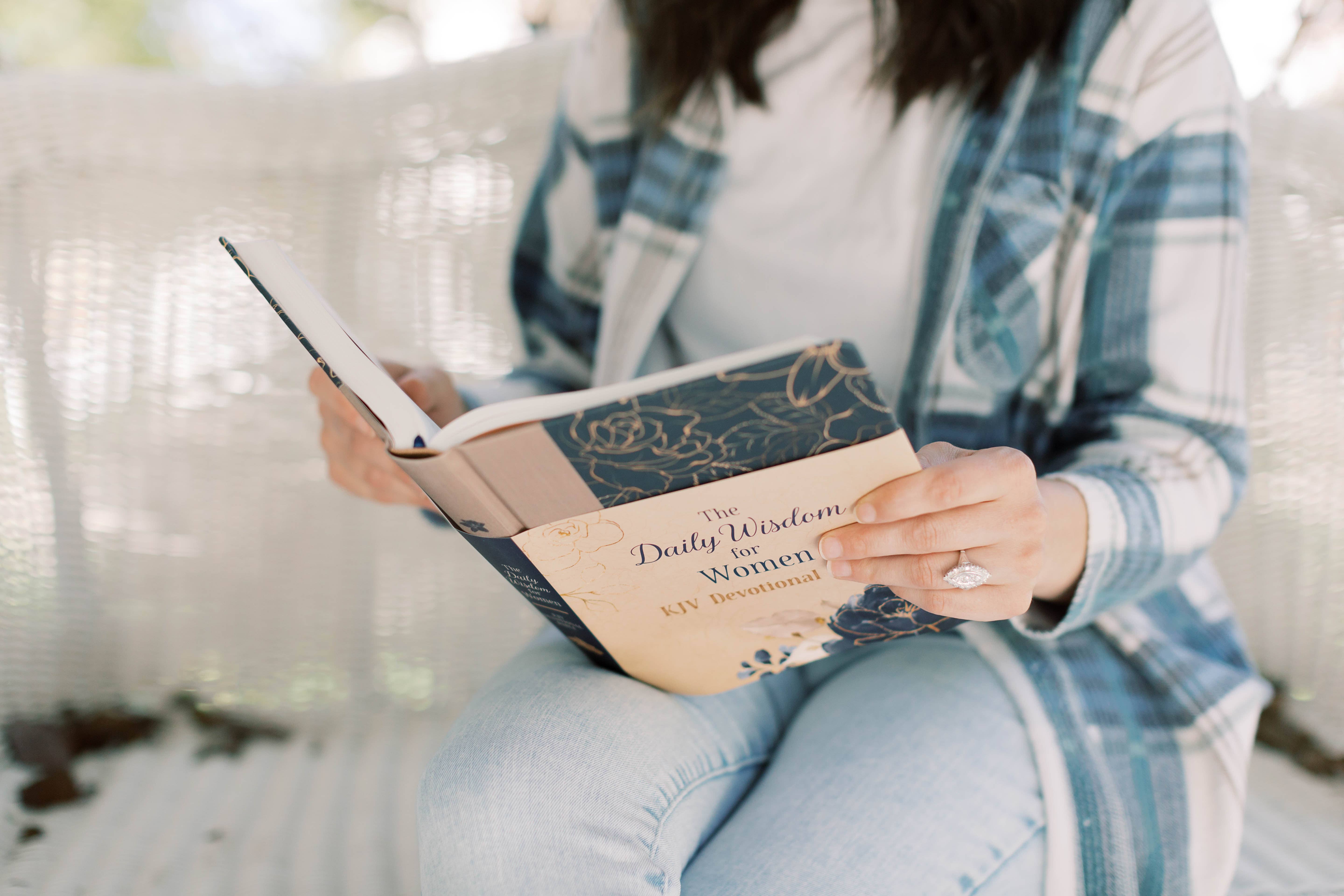 Barbour Publishing, Inc. - Wholesale Religion - The Daily Wisdom for Women KJV Devotional Bible3