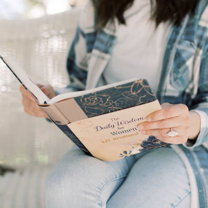 Barbour Publishing, Inc. - Wholesale Religion - The Daily Wisdom for Women KJV Devotional Bible3