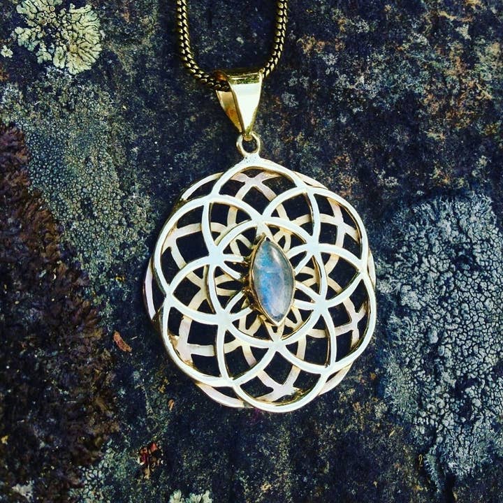 Dubbel Livets Frö Halsband i Mässing med Labradoritkristall för wholesale av JAYA MOKSHA