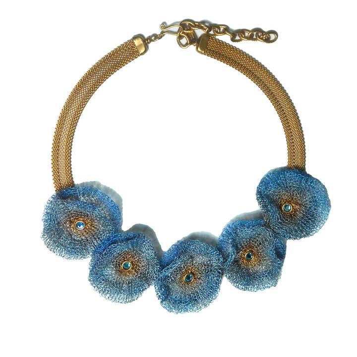 Collier pétunias en maille tricotée industrielle pour la vente par Sarah Cavender Metalworks