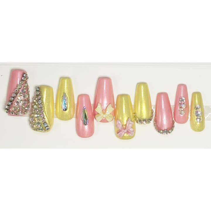 Ongles pressés peints à la main rose et jaune pour la vente par OVER THE TOP NAILS