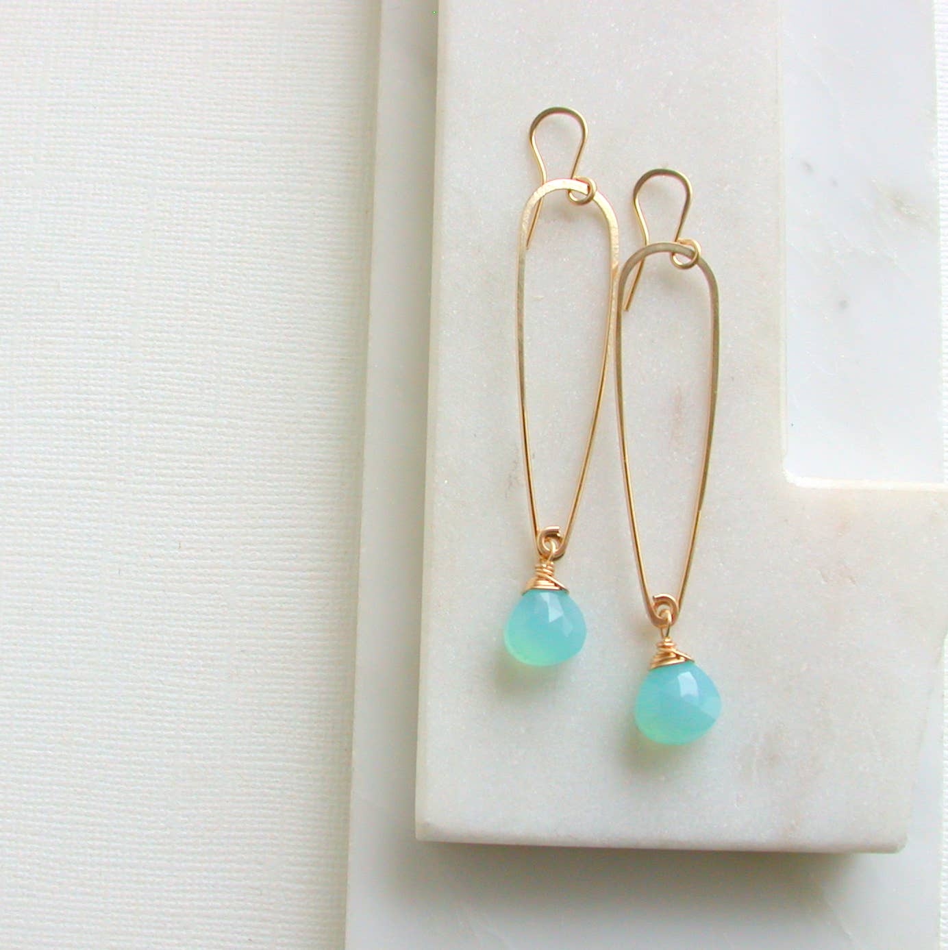 Linda Trent Jewelry - Vente Boucles d'oreilles pendantes - Boucles d'oreilles fines en forme de larme en calcédoine2