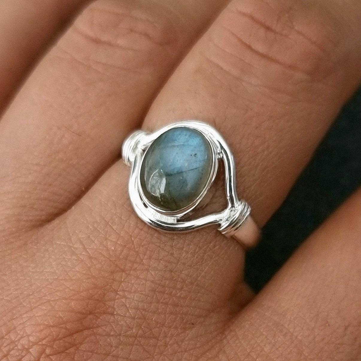 Mistry Gems - Vendita all'ingrosso Anelli con pietra singola/solitario - Anello Ovale Unisex in Labradorite | Argento Sterling 925, R13LAB1