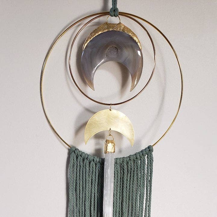 Décoration murale Ancestor Crystal Moon en laiton et macramé pour la vente par Dreamers of Dreams