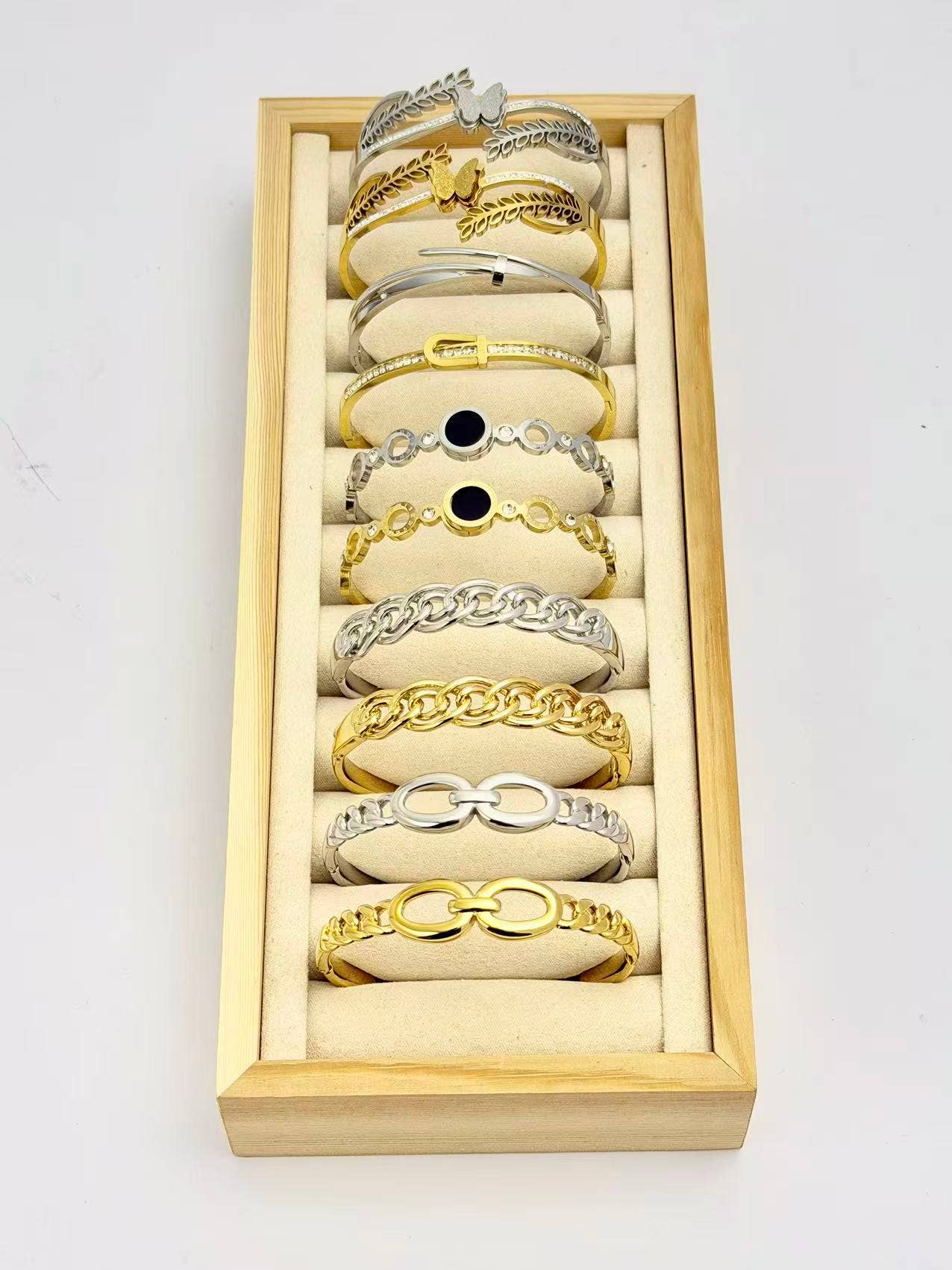 COSMOS – Großhandel Schmucksets – Los 10 verschiedene Manschettenarmbänder aus elegantem Edelstahl1
