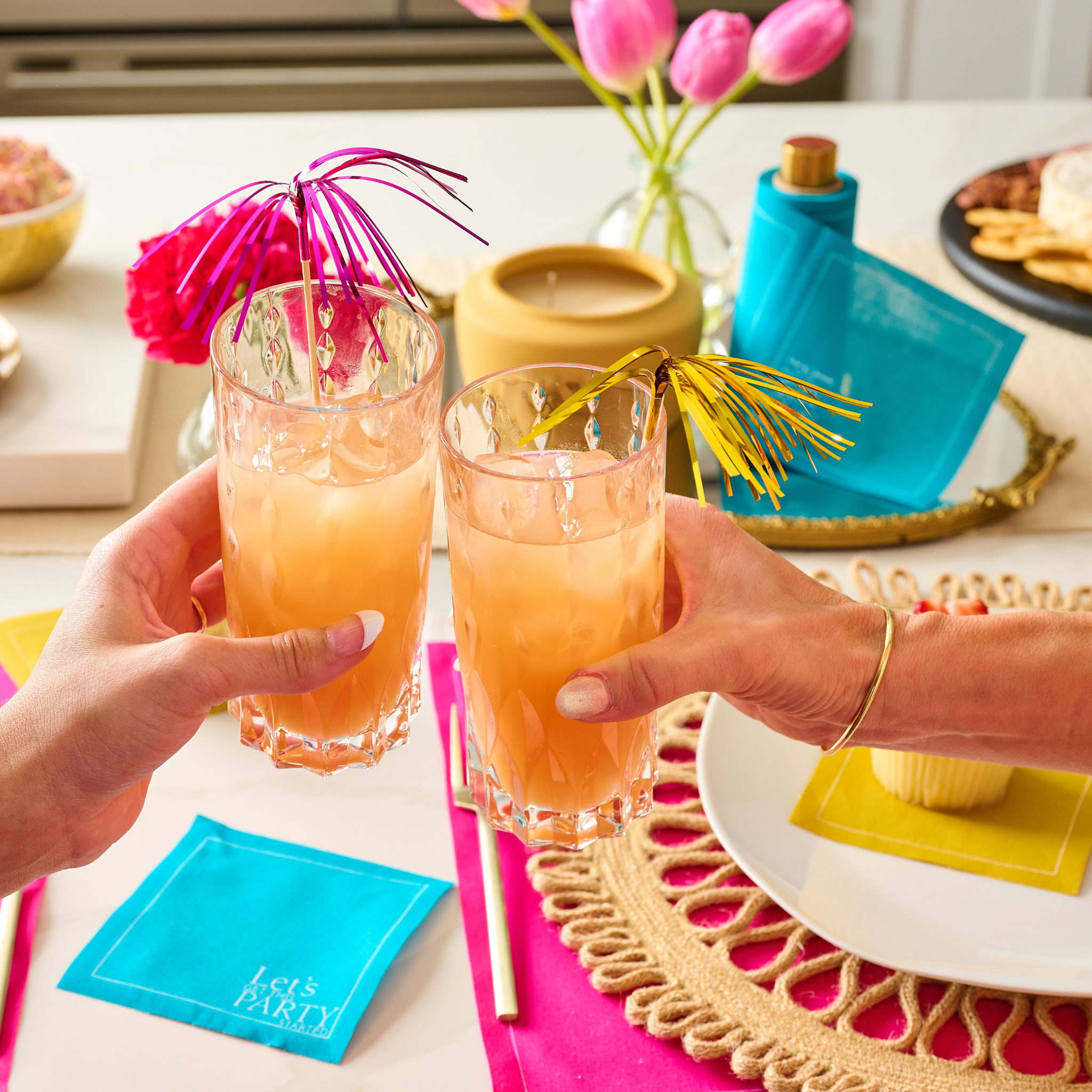 Table Theory (Formerly Toasting with Tara) - Vente Serviettes jetables - Rouleau de Serviettes à Cocktail en Coton : Le Vrai Turquoise (Bleu Électrique)1