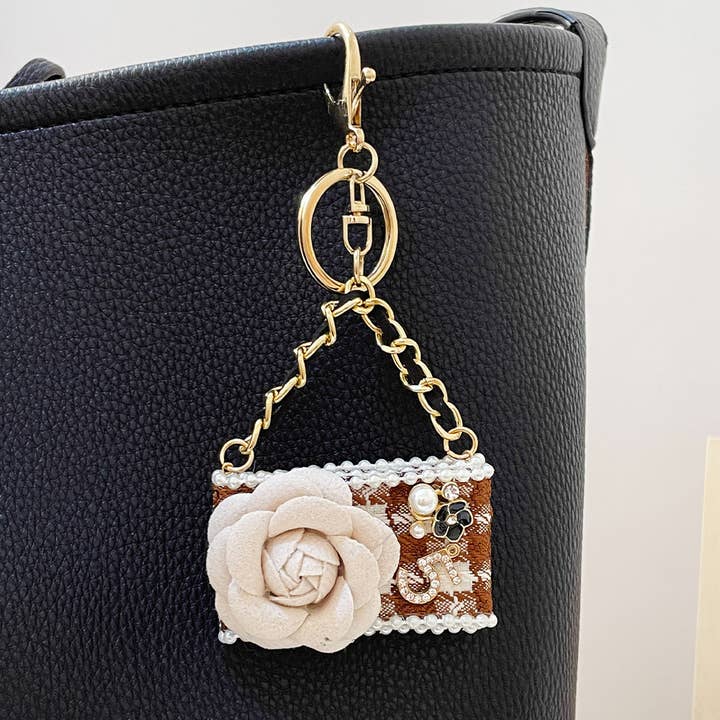 Crave by FW – wholesale Nyckelringar - Dam – Metall Kamelia Blomma Mini Diamant Väska Form Nyckelring1