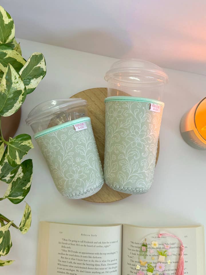 Manchette à café glacé florale verte délicate – Porte-gobelet réutilisable pour les amateurs de café pour la vente par Birdie & Co.