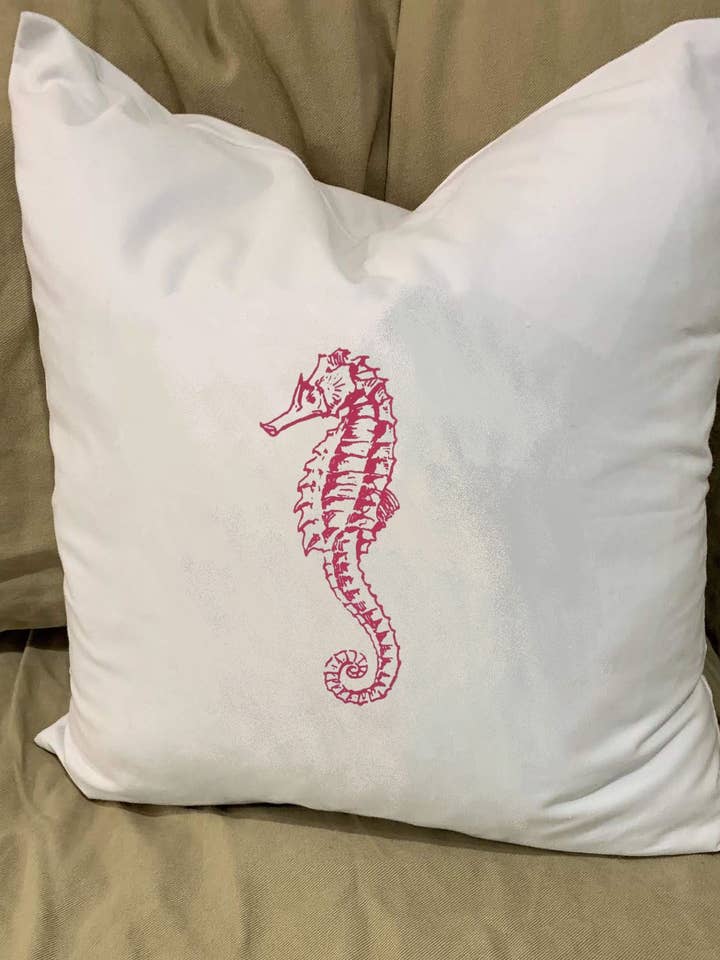 Sea Horse Kudde Med Fjäderinsats för wholesale av Monique Perry Art
