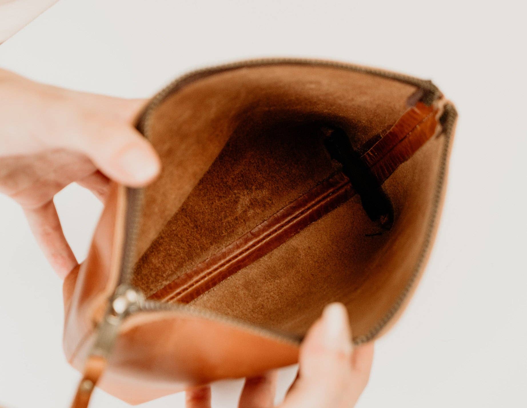 VELLAIRE - Wholesale Makeup/Cosmetic Bag - Leather Eclipse Makeup Bag | LB1