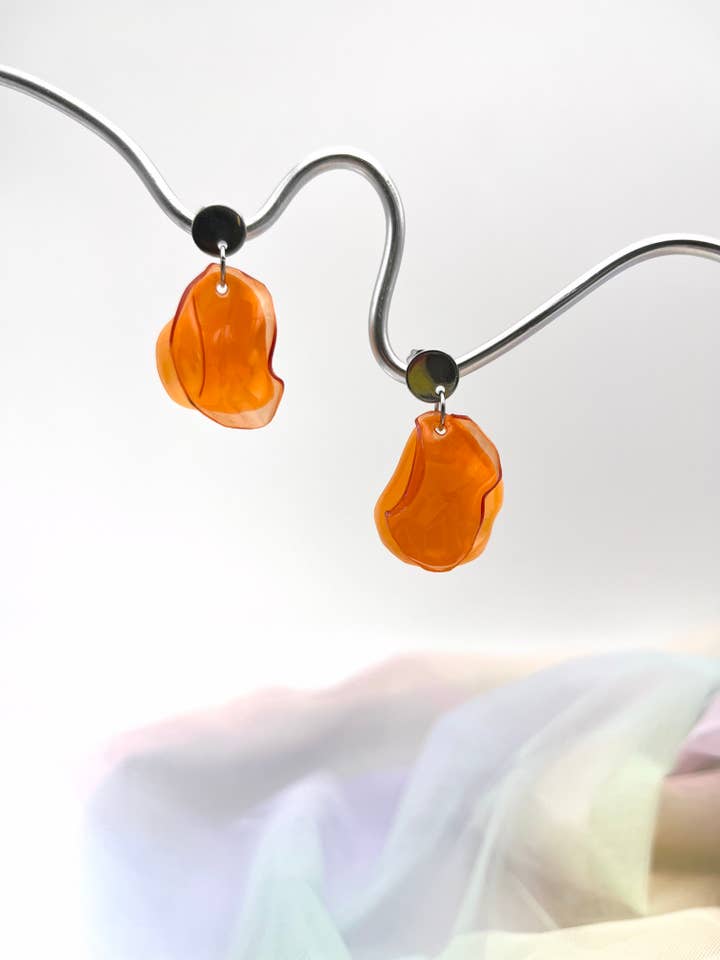 Upcycling-øreringe LEAVE orange for engroshandel hos Slow Up Studio