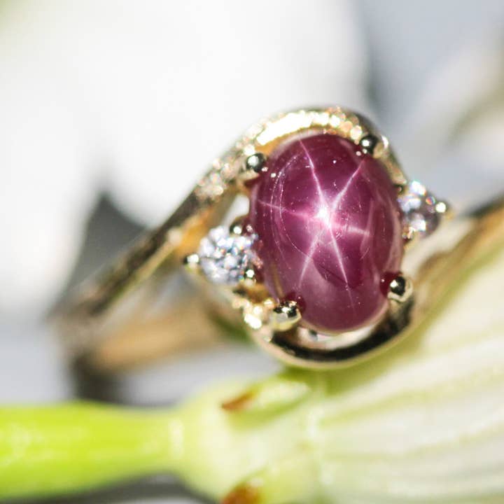 Ovale Ster Robijn Ring met Dubbele Diamanten & 14k Gouden Band voor wholesale door Metal Studio Jewelry