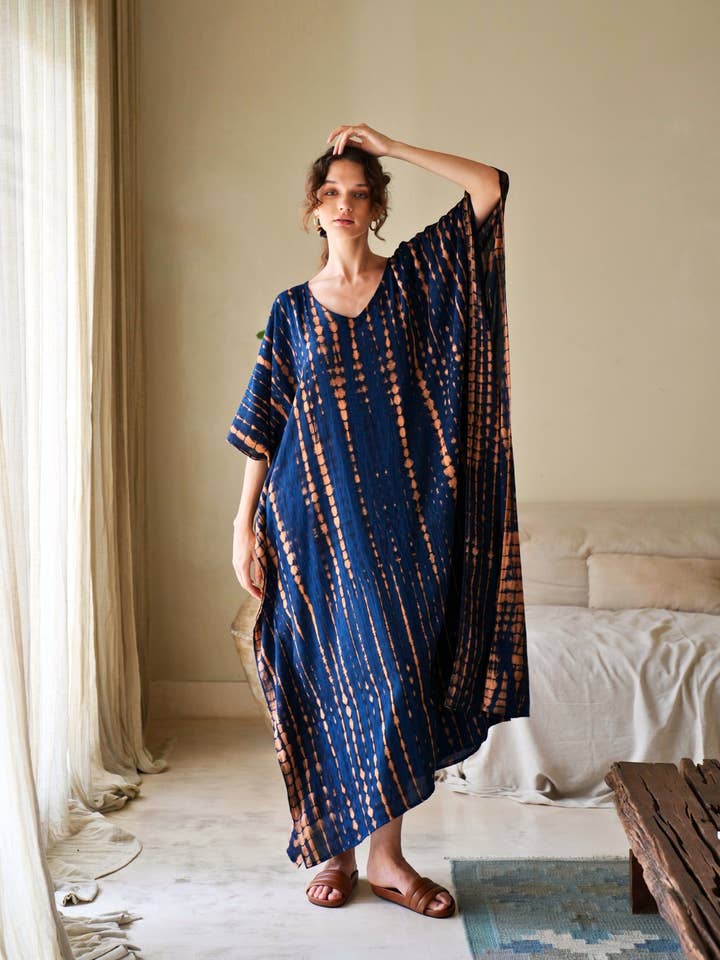 Robe caftan Natalie en bleu océan pour la vente par Pink Haley