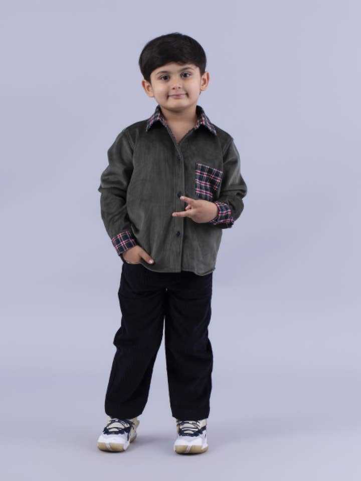 Conjunto de Camisa Verde de Suave Unión y Pantalones de Pana Negra para venta al por mayor de TheBeanWalk