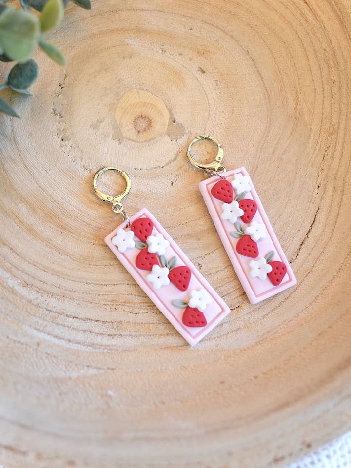 Pendentifs Strawberry Field pour la vente par Dusty Rose Creations