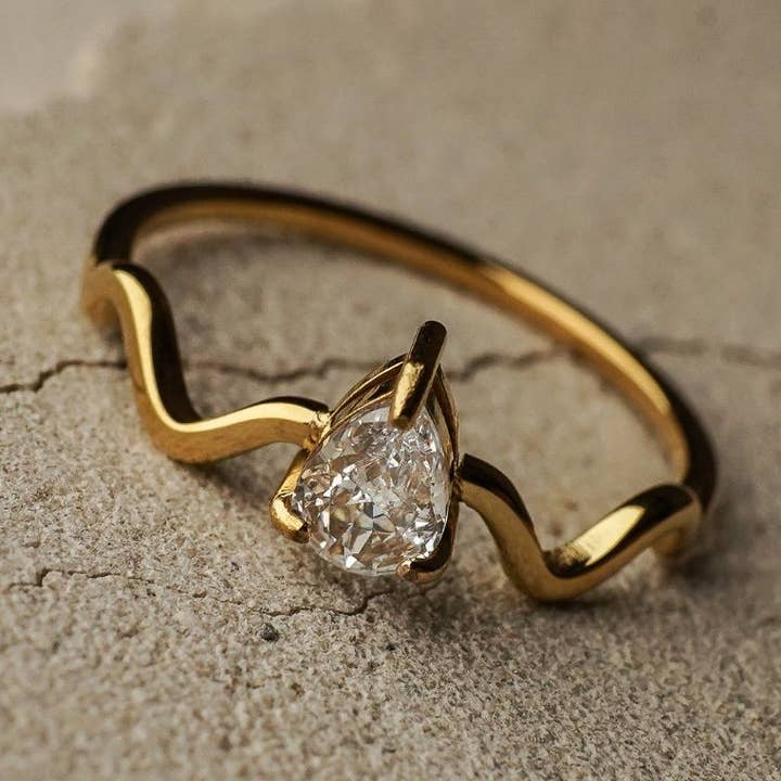 Bague Solitaire Sidonie Teardrop pour la vente par Faya & Co.