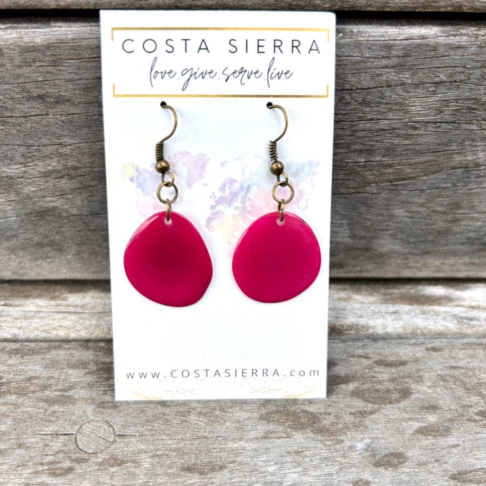 Costa Sierra – wholesale Hängande örhängen – Madalina örhängen i tagua, handfärgade och karvade med naturlig nötlook2