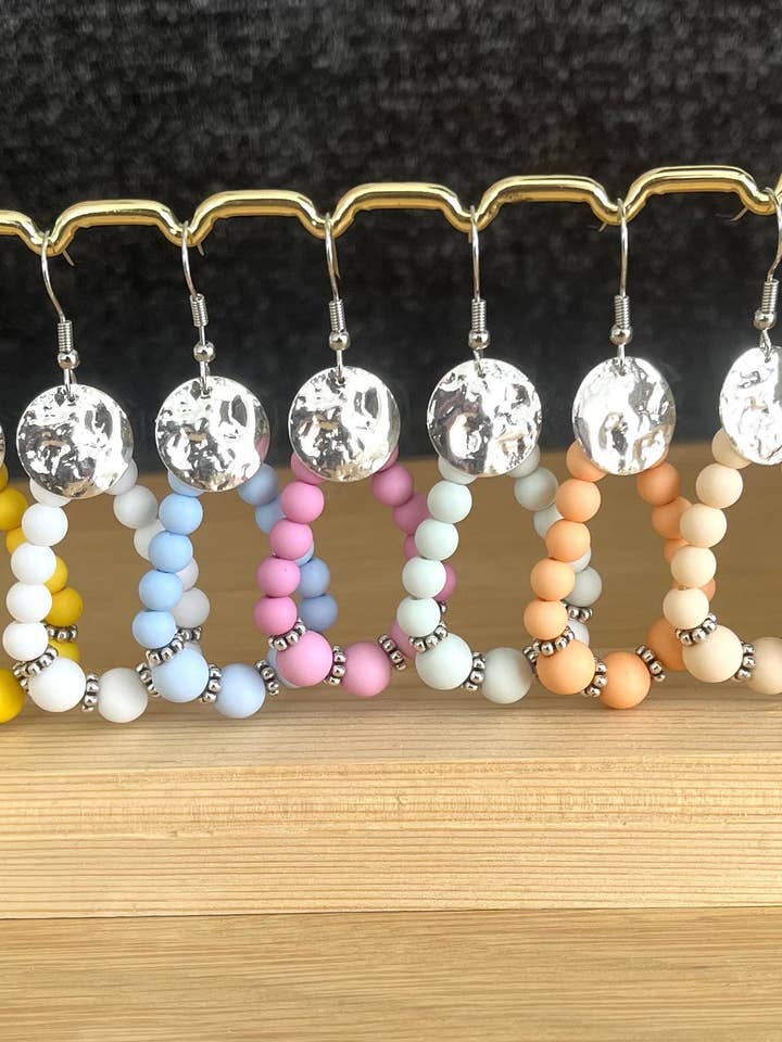 Brincos de argola HONORINE - em gota, estilo vintage, prateados e com pérolas acrílicas coloridas por atacado de Innaya