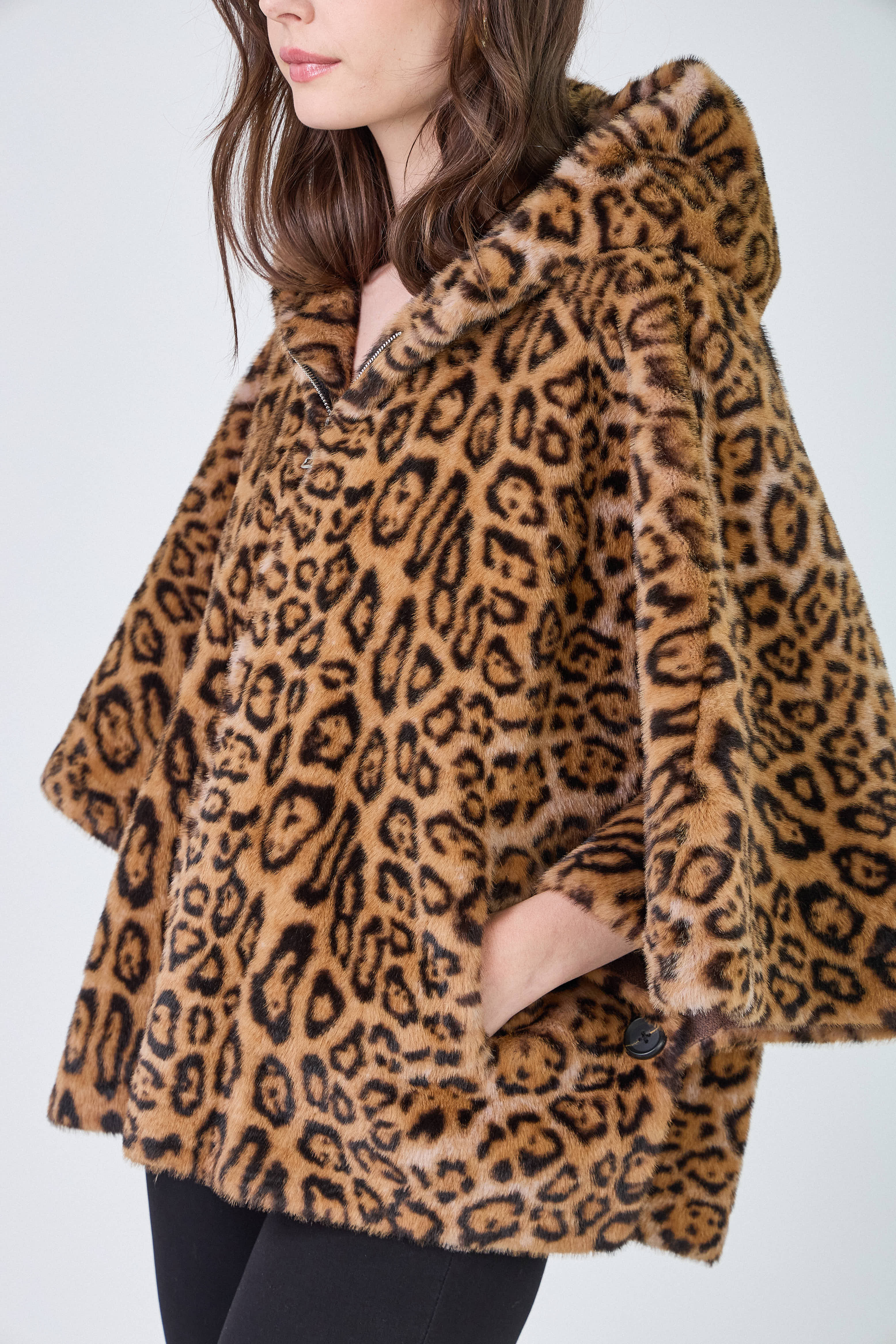 Giovanni Paris - Vendita all'ingrosso Pelliccia/Pelliccia sintetica - Donna - Mantella Alizée con cappuccio in ecopelliccia31