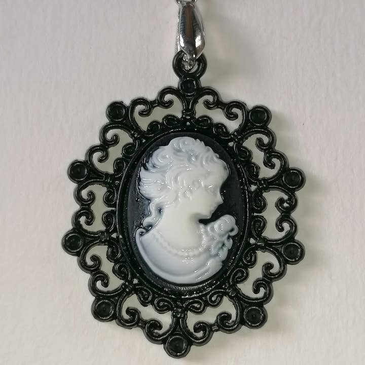 Pendentif camée blanc noir pour la vente par Blue Moon Bijoux