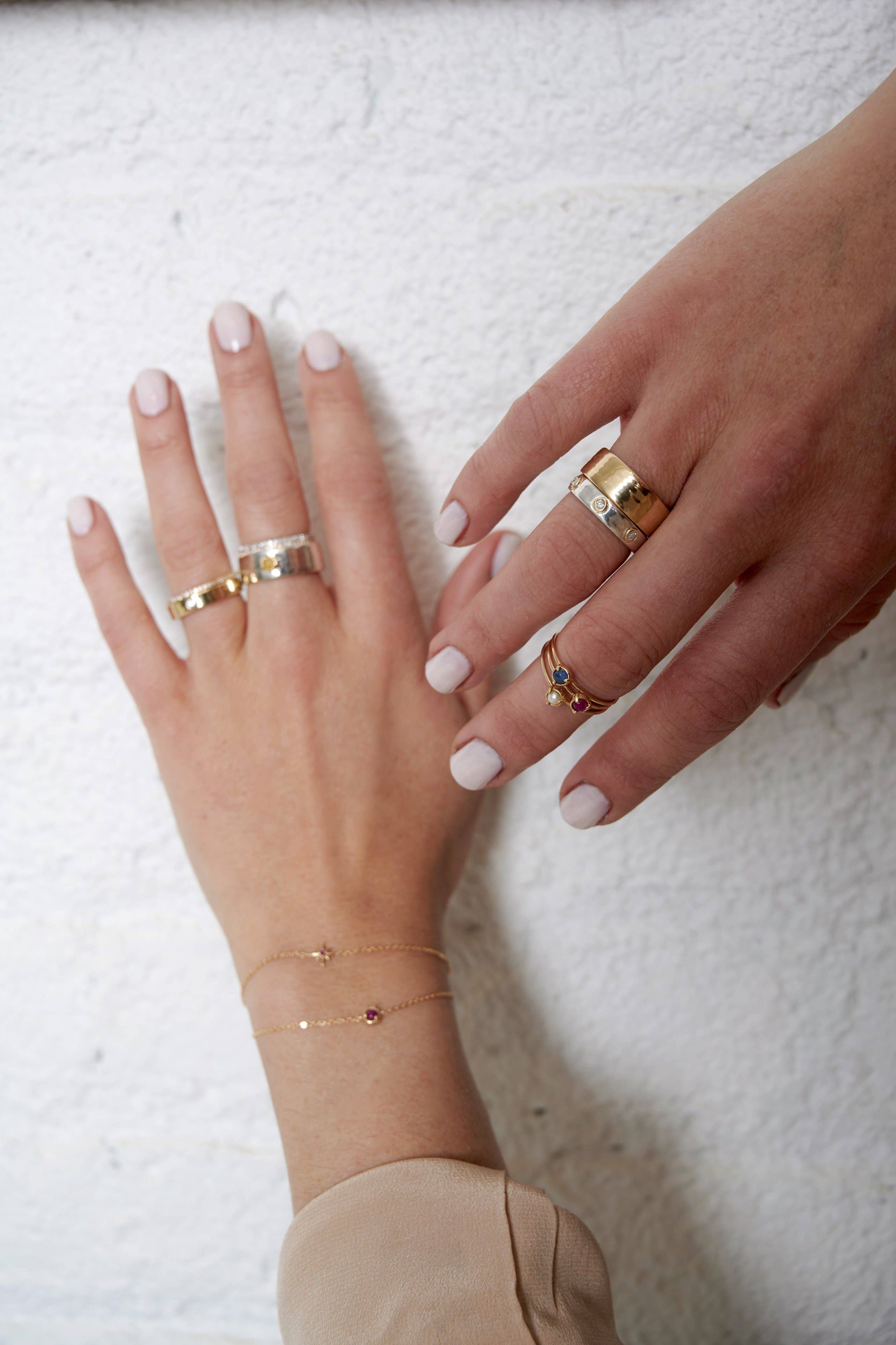 Elliot Young Fine Jewelry - Vendita all'ingrosso Anelli multipietra - Cinturino in argento sterling 14 carati «Liquid Metal» con 7 diamanti1