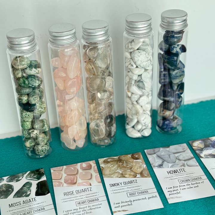 5 jeux de pierres roulées avec cartes d'information Howlite smoky FT22 pour la vente par The 7 Directions