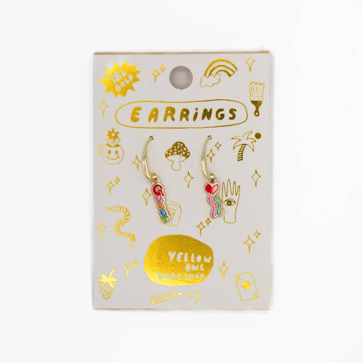 Yellow Owl Workshop - Vente Boucles d'oreilles pendantes - Boucles d'oreilles en forme de cœur queer - Bijoux dorés à la gloire de la communauté LGBTQ+2