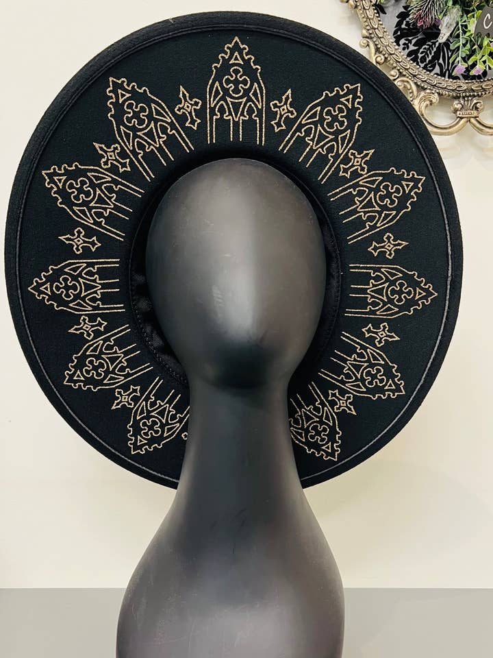Chapeau à large bord en feutre végan - Bord XL - Couronne en fer forgé pailleté - WITCHWOOD X WITCHVOID pour la vente par Witchwood Bags