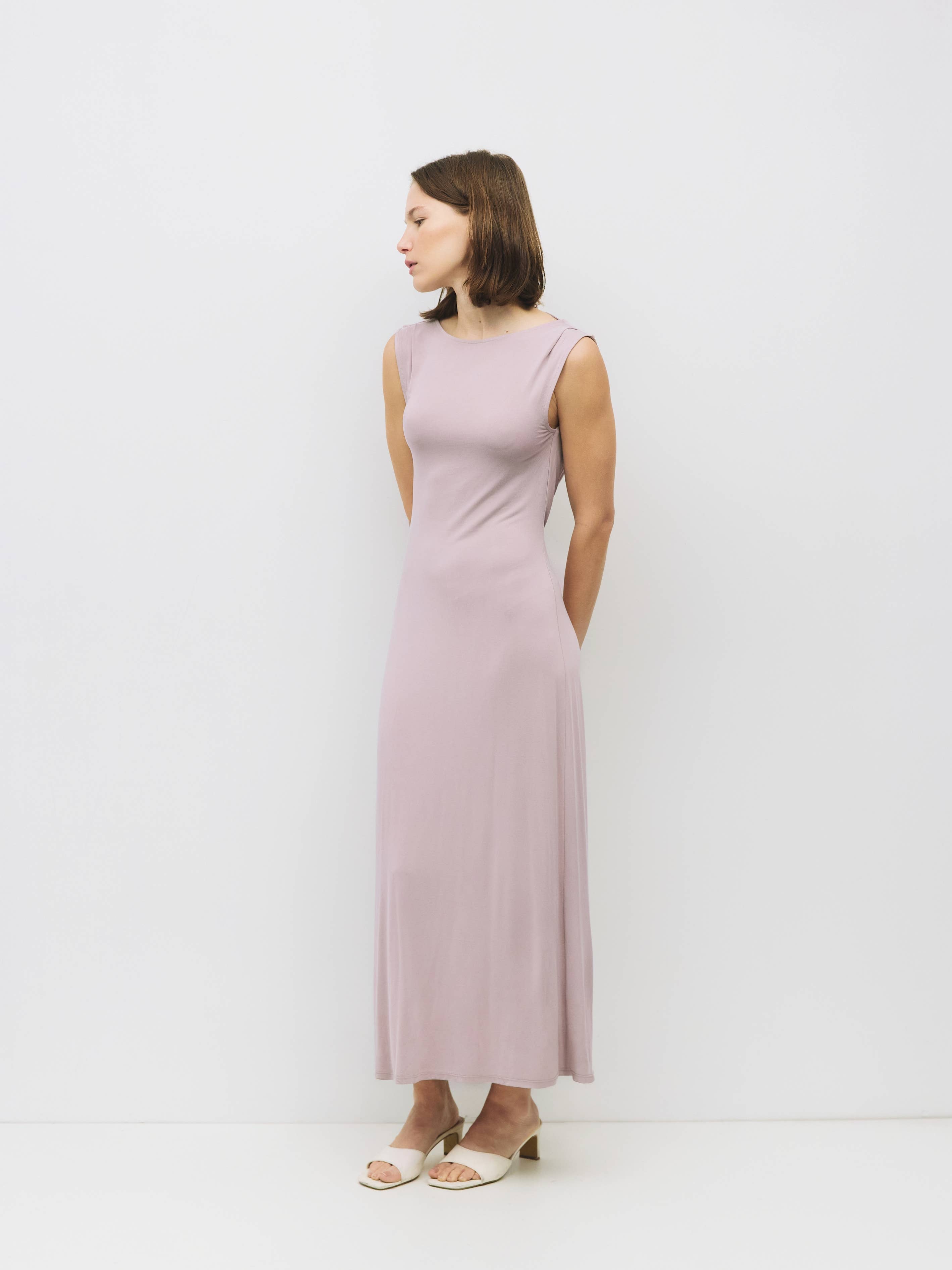 MOD REF – Großhandel Kleid – Damen – Das Benson-Kleid | Strick-Maxikleid mit Wasserfallausschnitt am Rücken2