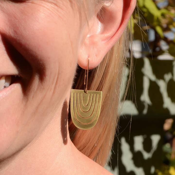 Boucle d'oreille Vera Arch · Laiton · Forme en U géométrique moderne pour la vente par Bird of Virtue