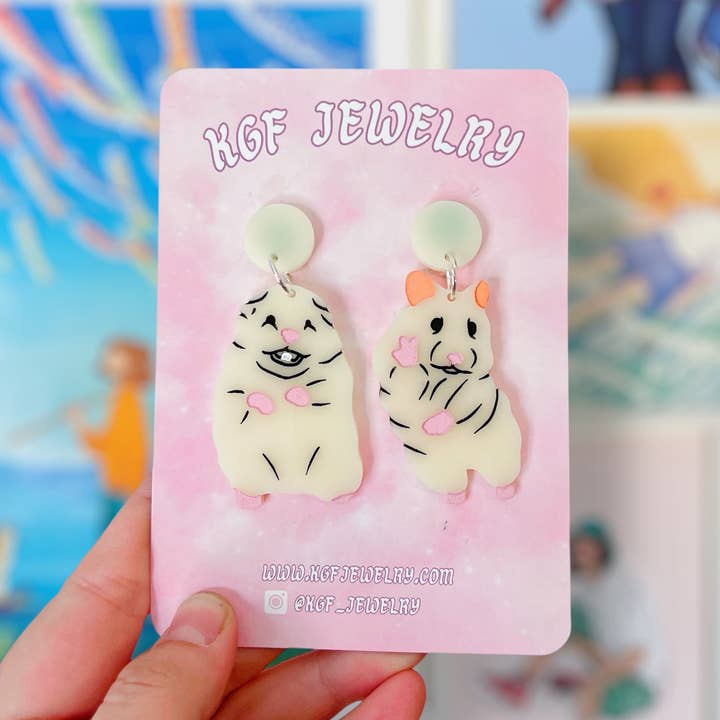 Boucles d'oreilles acryliques faites à la main avec motif de hamster. pour la vente par KGF Studios