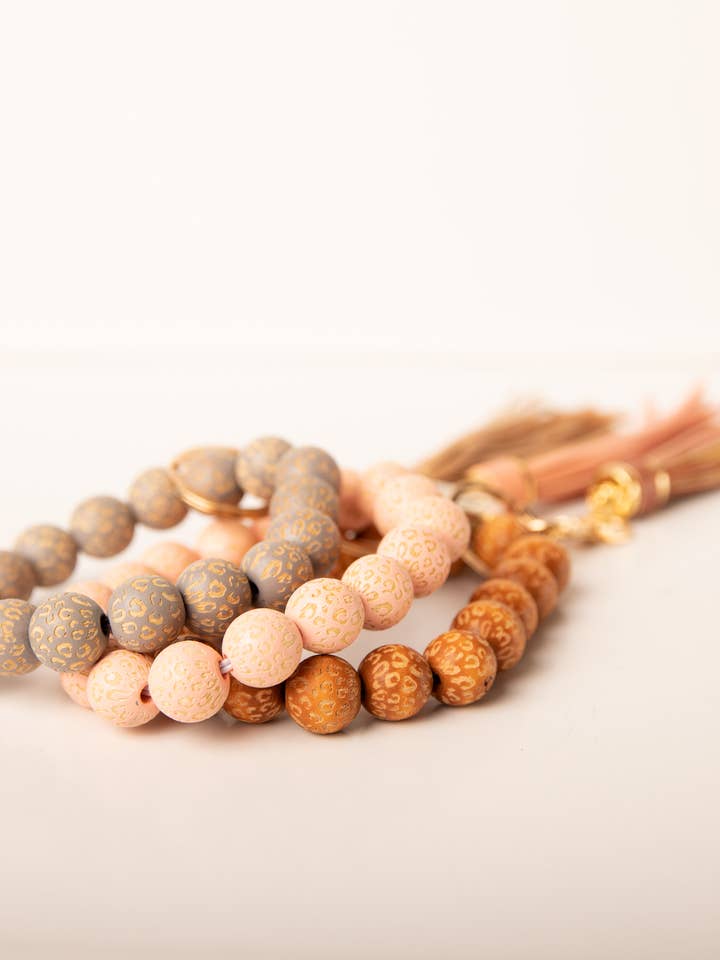 Porte-clés en forme de léopard avec perles en bois pour la vente par TART Design Co. LLC