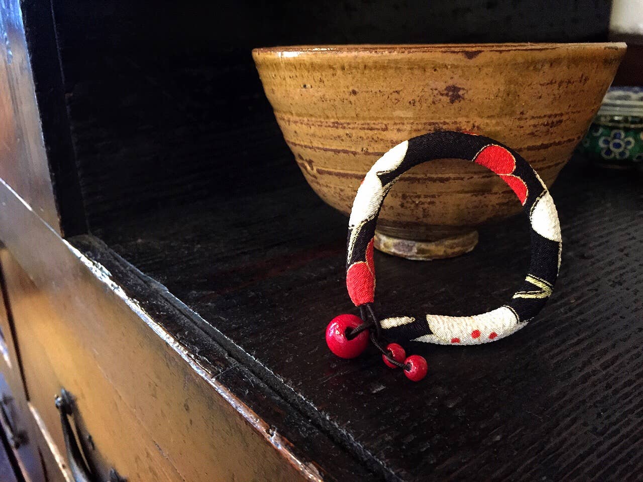 KOTO - Vente Bracelets de prière en perles - Bracelet en tissu kimono | Fleur noire
Motif fabriqué à Kyoto2