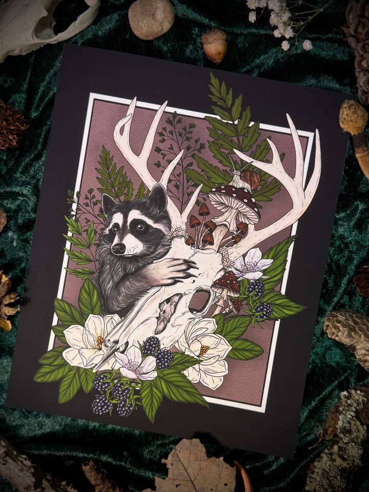 Ur skogen - Konsttryck med tvättbjörn och hjortskalle för wholesale av Strat Lacy Art