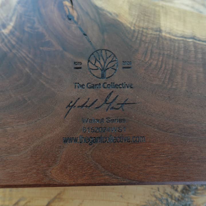 Cenicero para cigarros Natural Edge, color nogal, con 4 ranuras para venta al por mayor de The Gant Collective