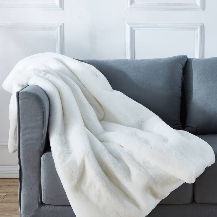 Cassilda Couvre-lit de luxe en fausse fourrure Chinchilla pour la vente par Amazing Rugs