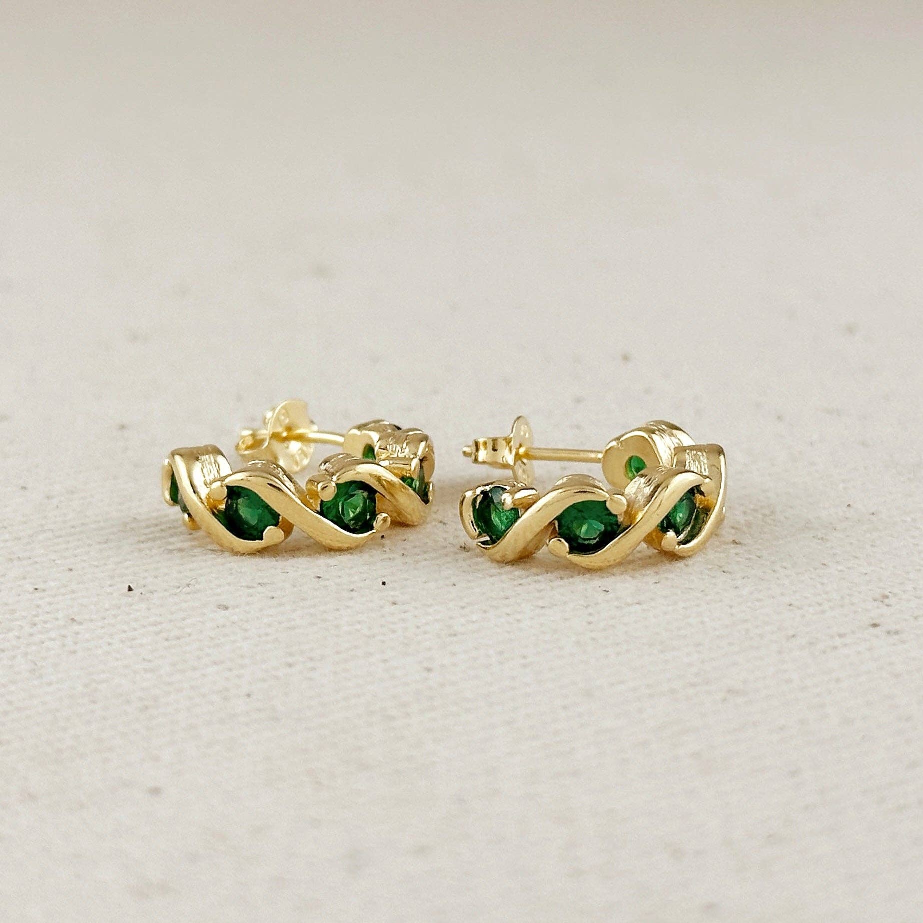 GoldFi - Venta al por mayor Pendientes de aro - Pendientes de aro en C con circonitas cúbicas de colores y relleno de oro de 18k3