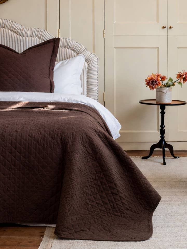 Conjunto de 3 peças: colcha acolchoada castanho‑escuro e almofadas por atacado de Ellenvale Trade