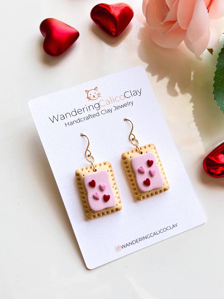 Orecchini in argilla polimerica a forma di cuore rosa per San Valentino per la vendita all'ingrosso da parte di WanderingCalicoClay