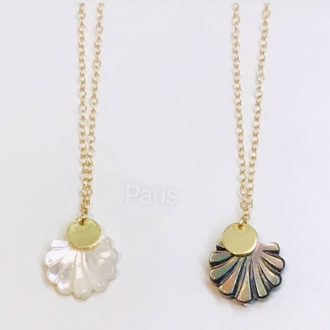 Collier coquillage en nacre pour la vente par Komakai Jewelry