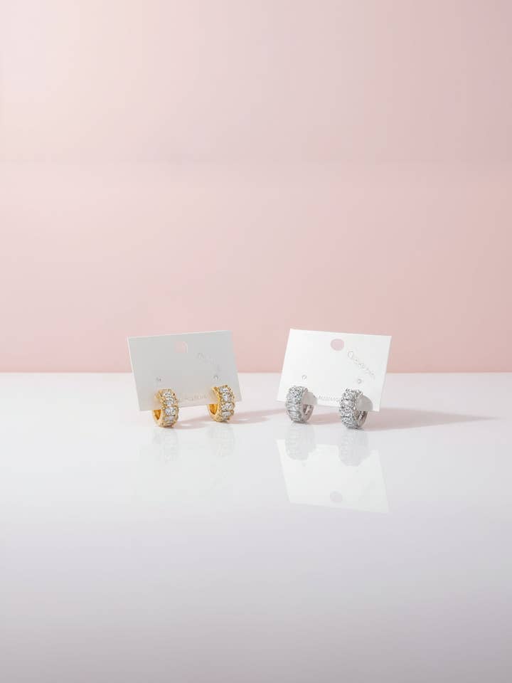 Boucles d'oreilles huggie en cristal taillé ovale pour la vente par Arya Jewellery Wholesale