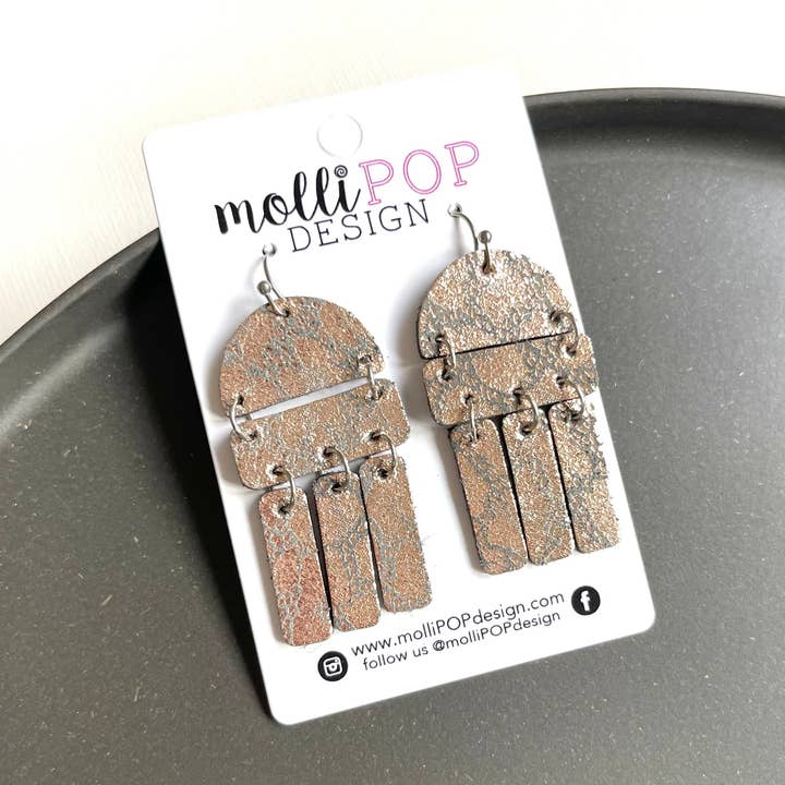 Orecchini eleganti in pelle lucida color rame per la vendita all'ingrosso da parte di molliPOP Design