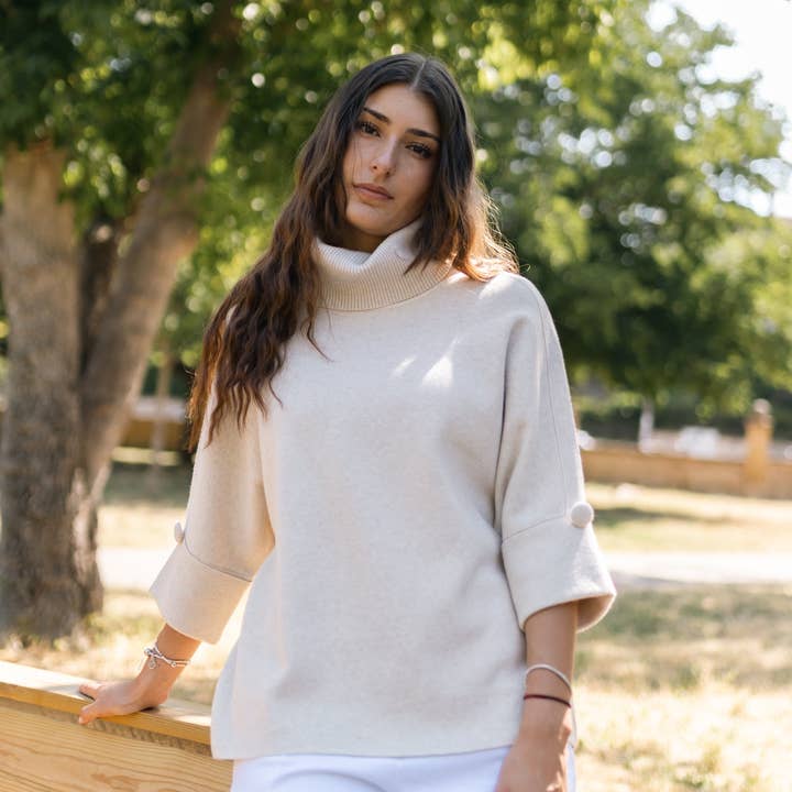 Pull col roulé large manches 3/4 à détails boutonnés – HY25079 pour la vente par Cecile Wang