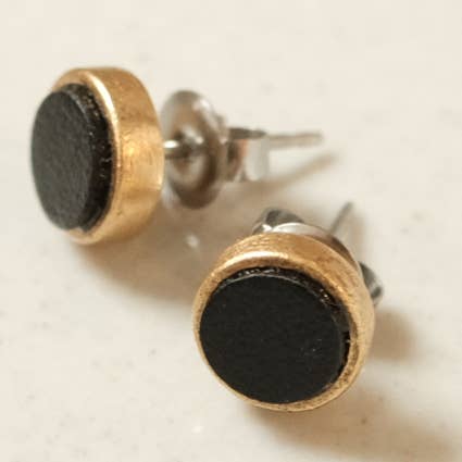 Boucles d'oreilles à petits clous pour la vente par Fien NY