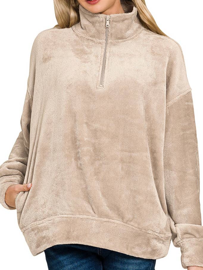 Pull à demi-fermeture éclair avec poche en fausse fourrure pour la vente par Vanilla Monkey
